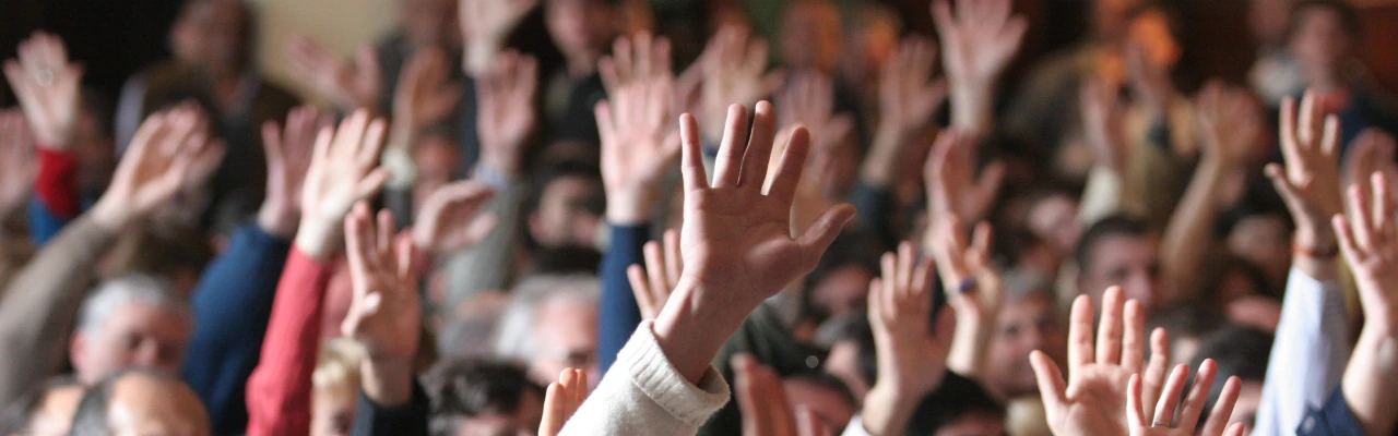 Mans alçades durant la votació en una assemblea