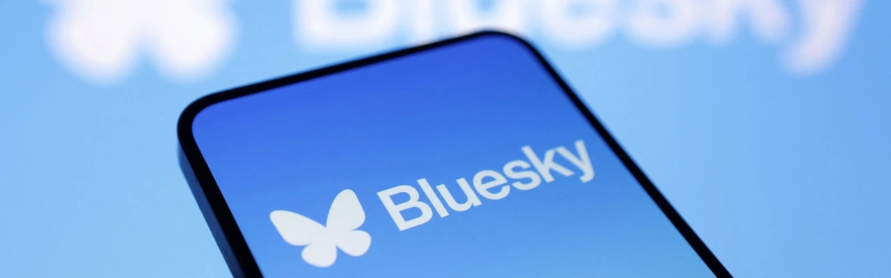 Un mòbil amb el logo de Bluesky